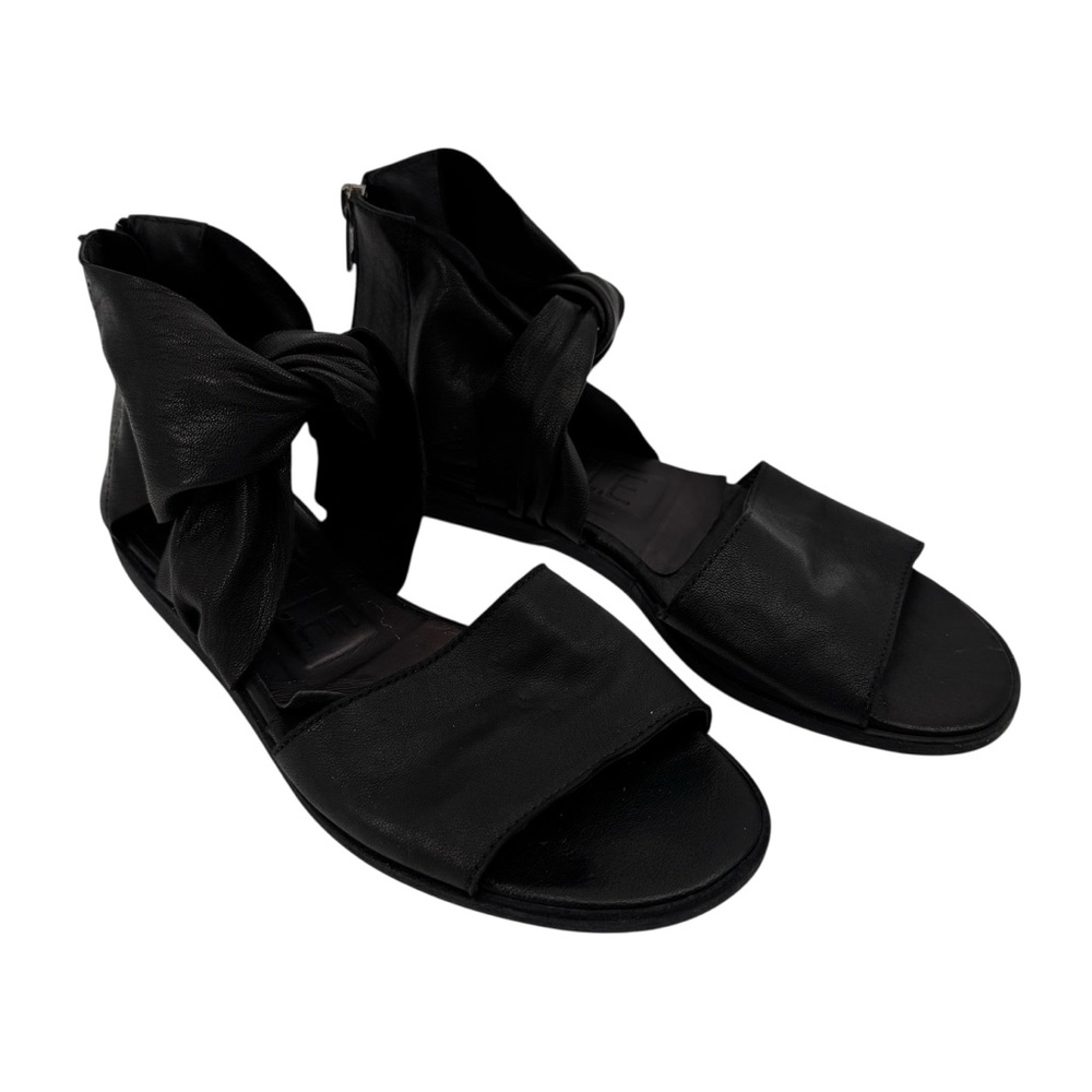 LD Tuttle Soft Leather Black Distressed Gladiator 38